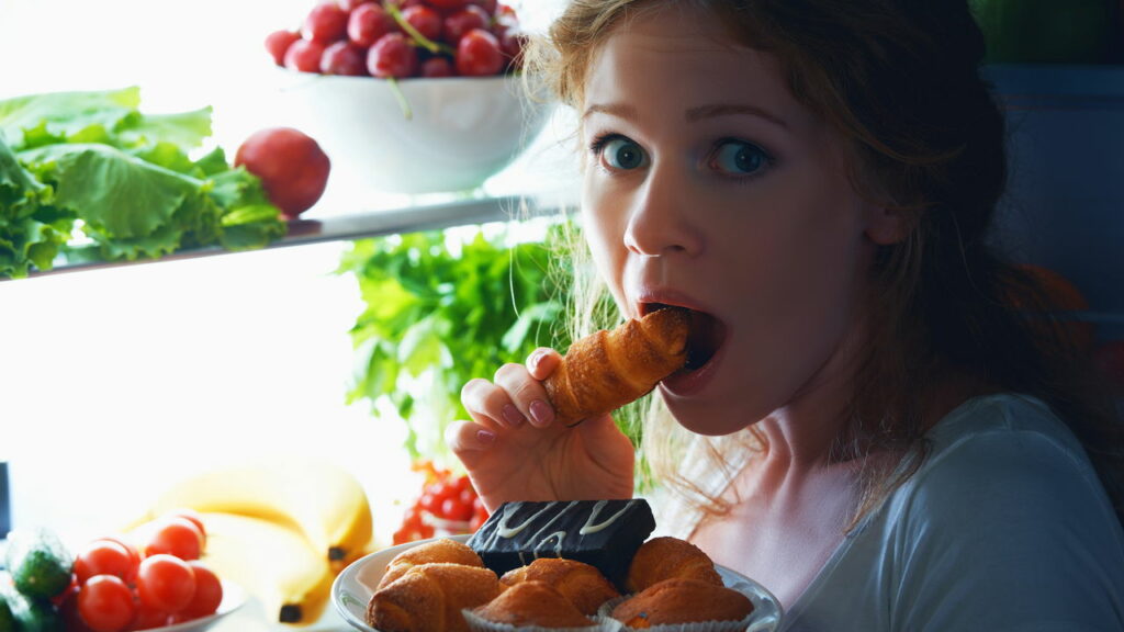 Como controlar a fome emocional e ter uma relação saudável com a comida