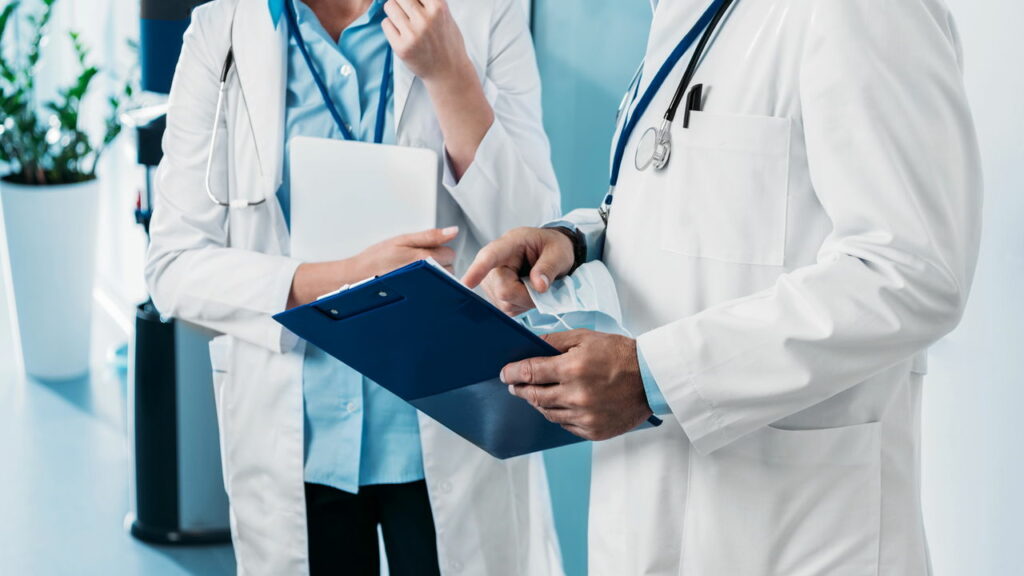Golpes em hospitais: Como identificar e evitar fraudes durante o tratamento