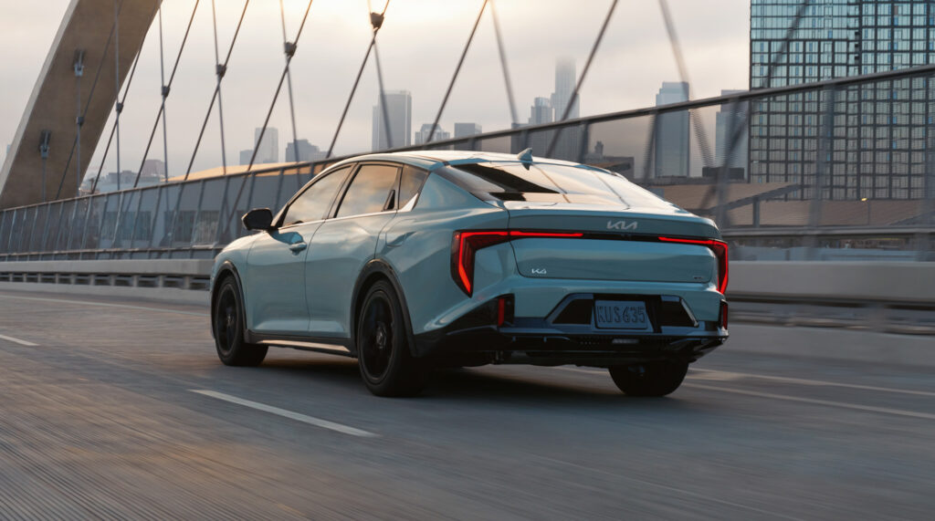 Novo Kia K4 promete revolução no segmento de sedãs médios no Brasil