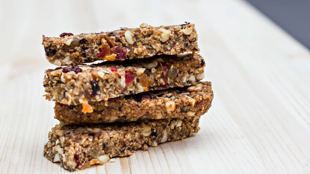 Benefícios e riscos das barras de proteína: Como consumir de forma saudável