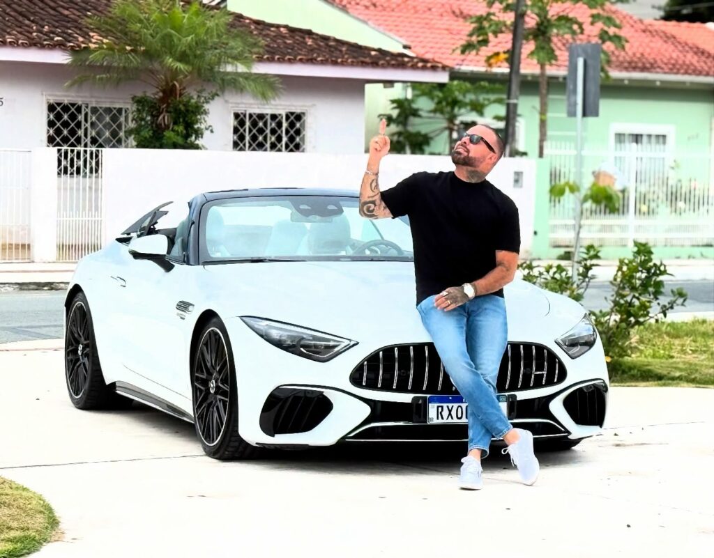 Influenciador morre durante anestesia para tatuagem