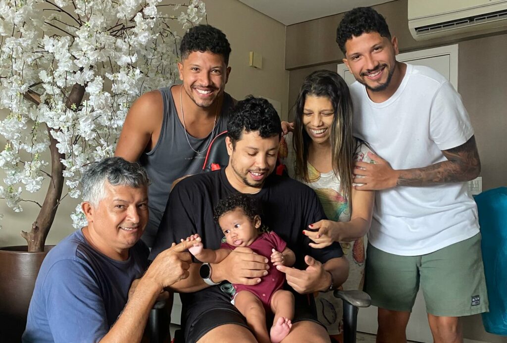 Yuri Lima encanta ao postar fotos da filha Nala em família