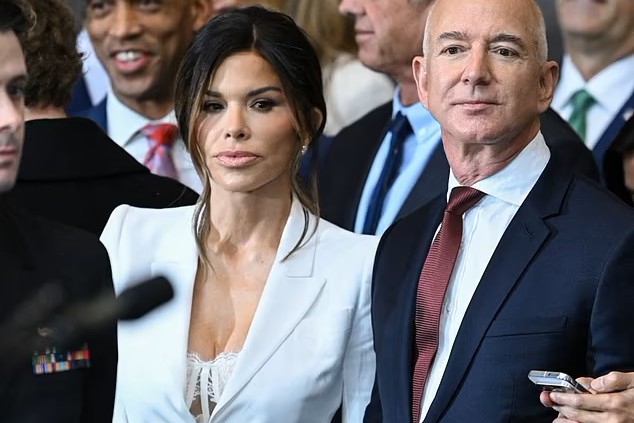 Noiva de Jeff Bezos viraliza com lingerie à mostra na posse de Trump