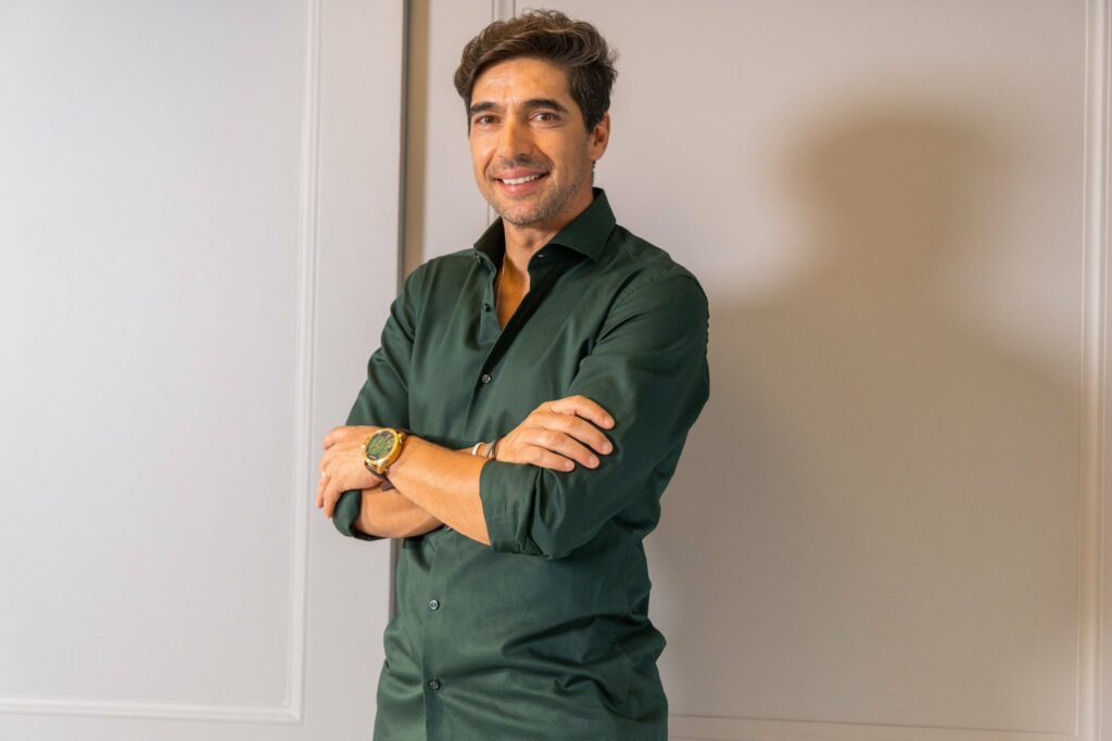 Abel Ferreira lança relógio exclusivo de luxo de quase R$ 4 mil