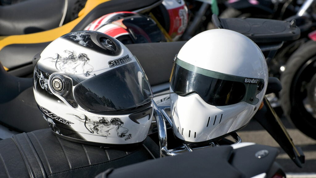 Essa nova fiscalização por câmera gera multa só com base na posição da viseira