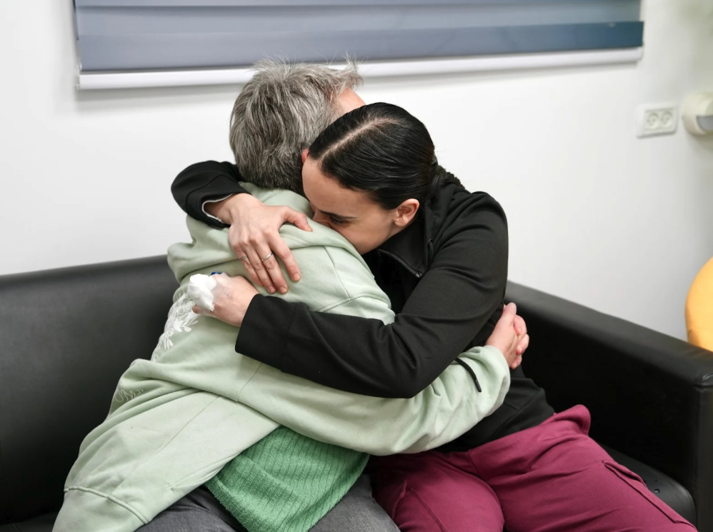 Romi, Emily e Doron abraçam mães após 15 meses no cativeiro do Hamas