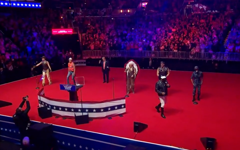 Donald Trump dança com Village People