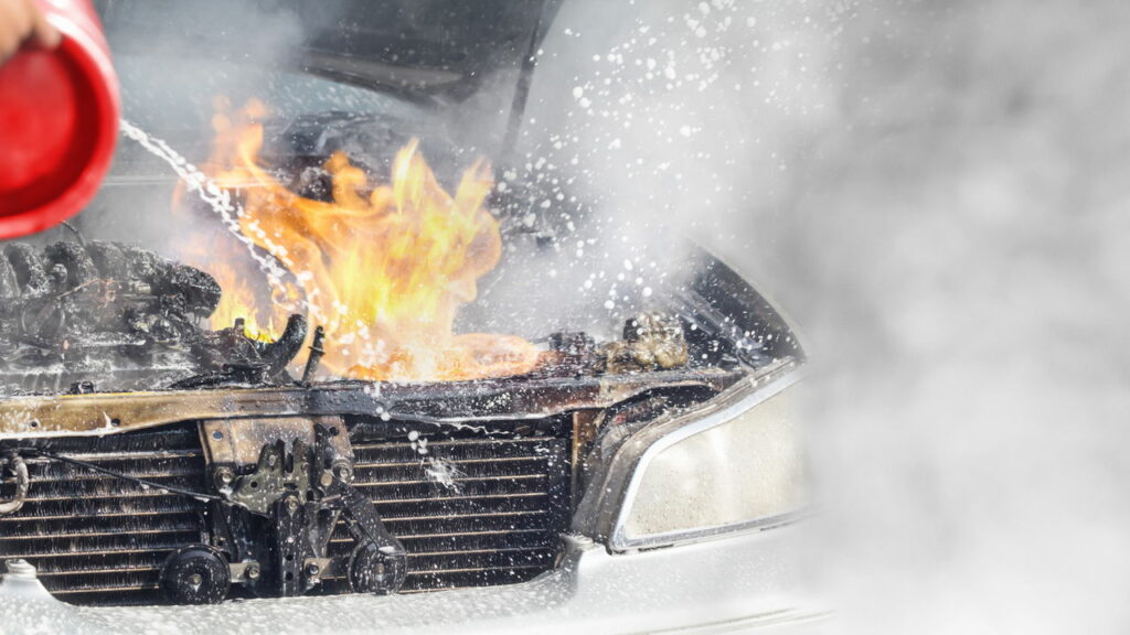 Carro elétricos em chamas Veja medidas de segurança e como evitar