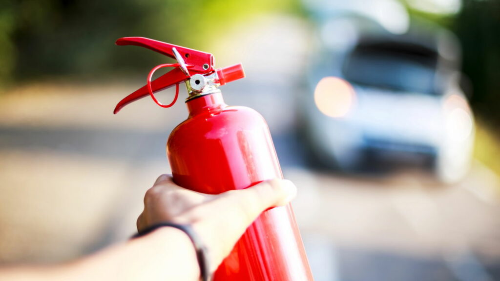 Extintor de incêndio pode voltar a ser obrigatório nos carros em 2025