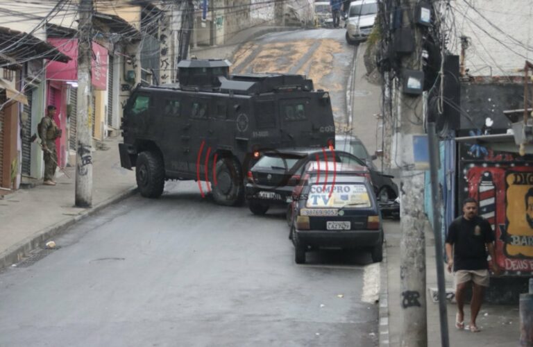 Confronto entre policiais e traficantes fecha vias importantes no Rio