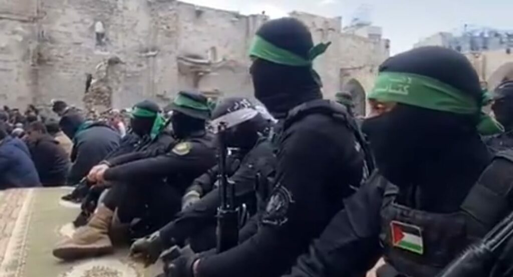 Hamas atira em civis e aterroriza palestinos durante distribuição de alimentos em Gaza