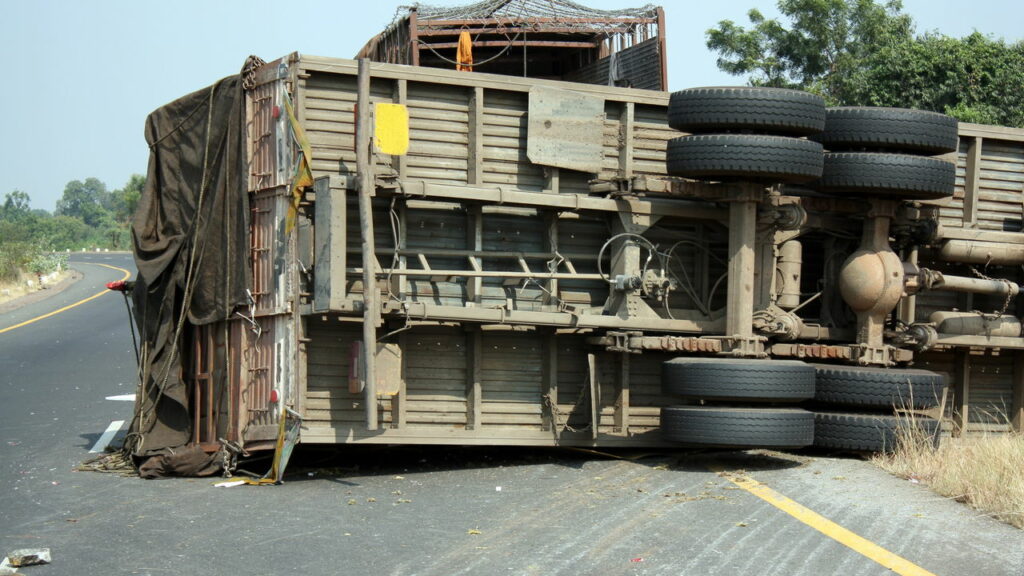 Motorista morre em acidente após entregar carreta a filho menor de idade