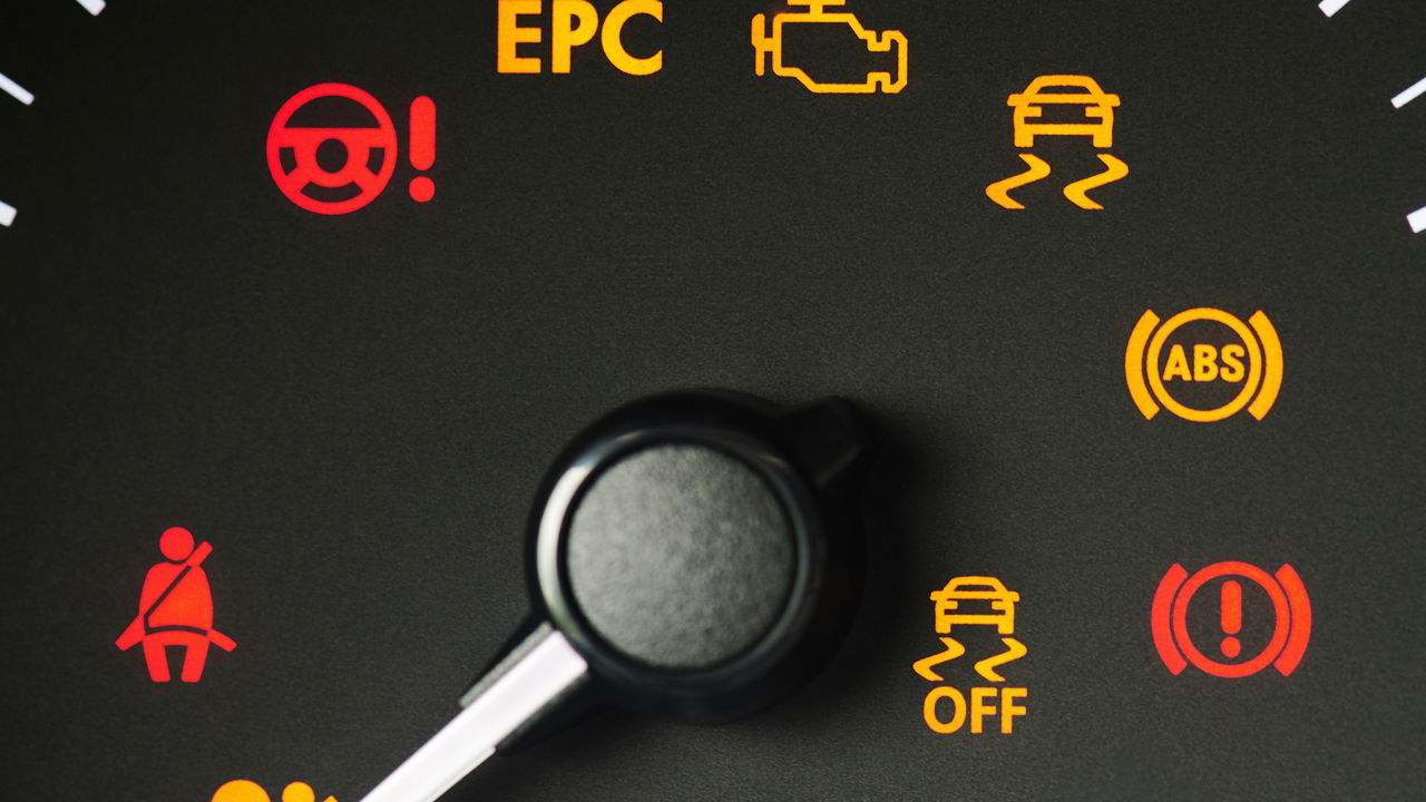 O que significa a luz da injeção piscando e por que não ignorar