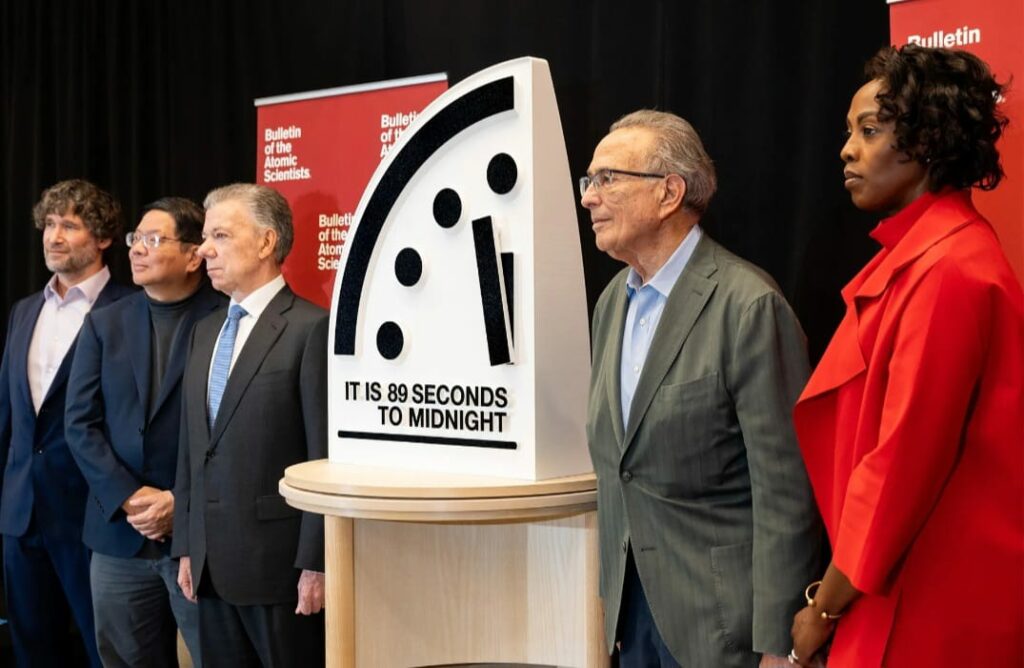 Cientistas ajustam Relógio do Juízo Final (Doomsday Clock)