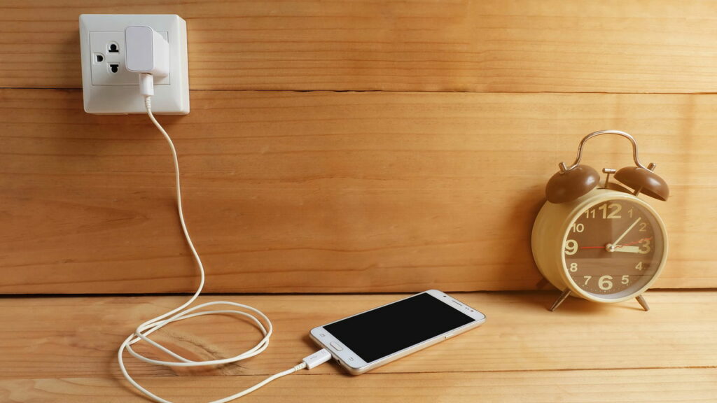 Sabia que deixar o carregador na tomada mesmo sem o celular gasta energia