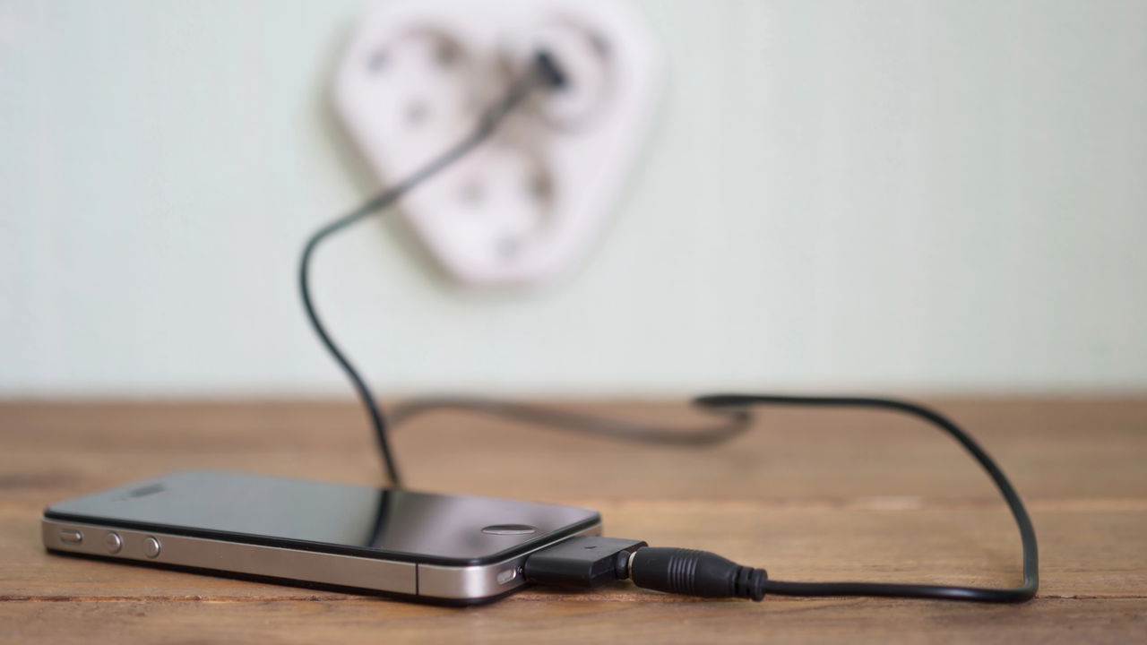 Pouca gente percebe, mas deixar o carregador na tomada pode trazer efeitos silenciosos