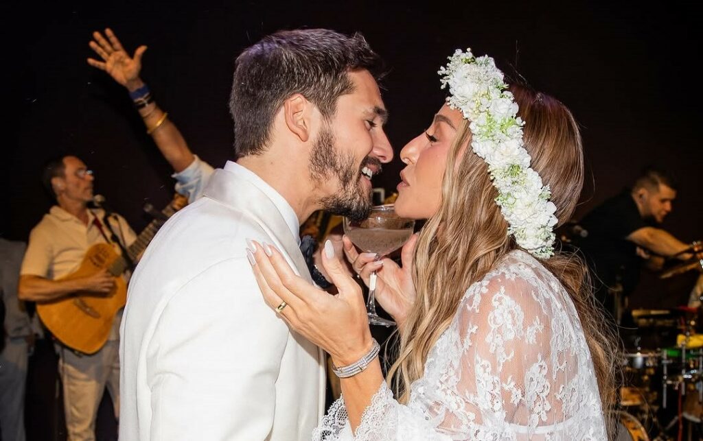 Nicolas Prattes mostra álbum de fotos do casamento com Sabrina Sato