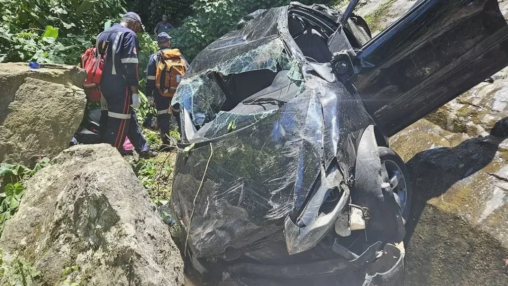 Acidente de carro em cachoeira deixa 4 feridos em Ilhabela