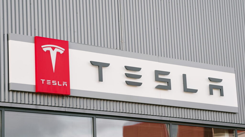 Teslas: Diretores da montadora terão de pagar multa bilionária