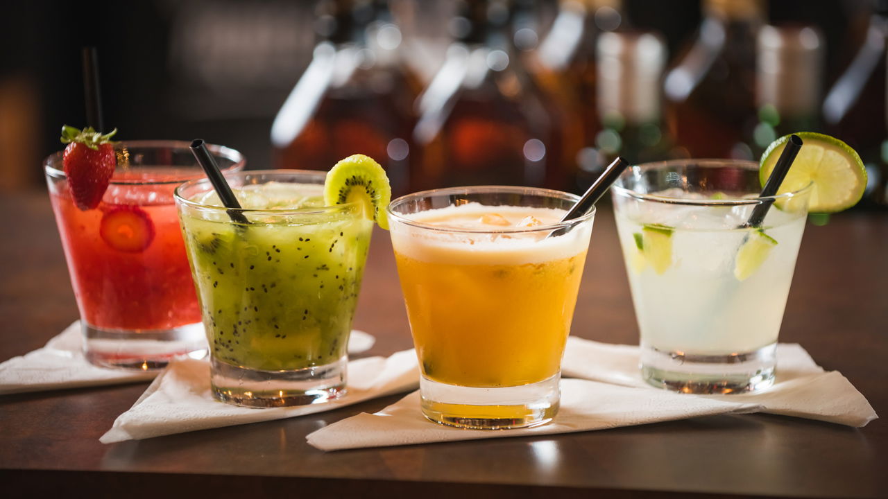 Como o metanol aparece nas bebidas alcoólicas e os principais sintomas de intoxicação