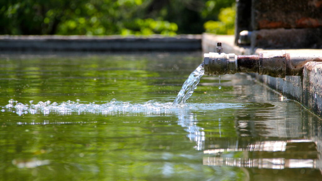 Idosa morre afogada ao cair em caixa d’água em Pernambuco