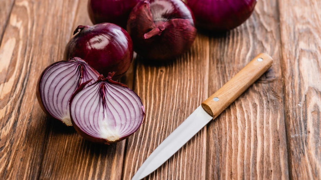 A cebola traz benefícios para o churrasco - Créditos: depositphotos.com / VitalikRadko