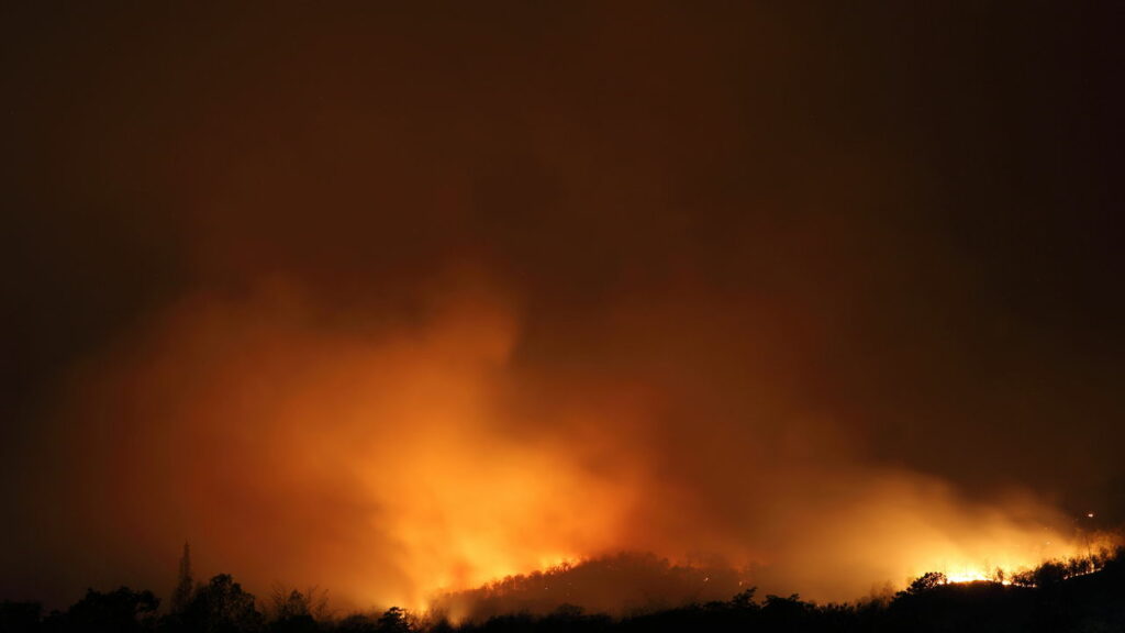 Califórnia tem novas cidades ameaçadas por incêndios