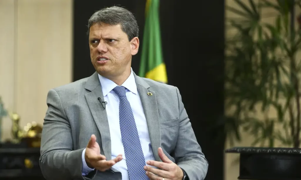 Tarcísio avisa que não vai tolerar “bico” de PMs para “bandido”