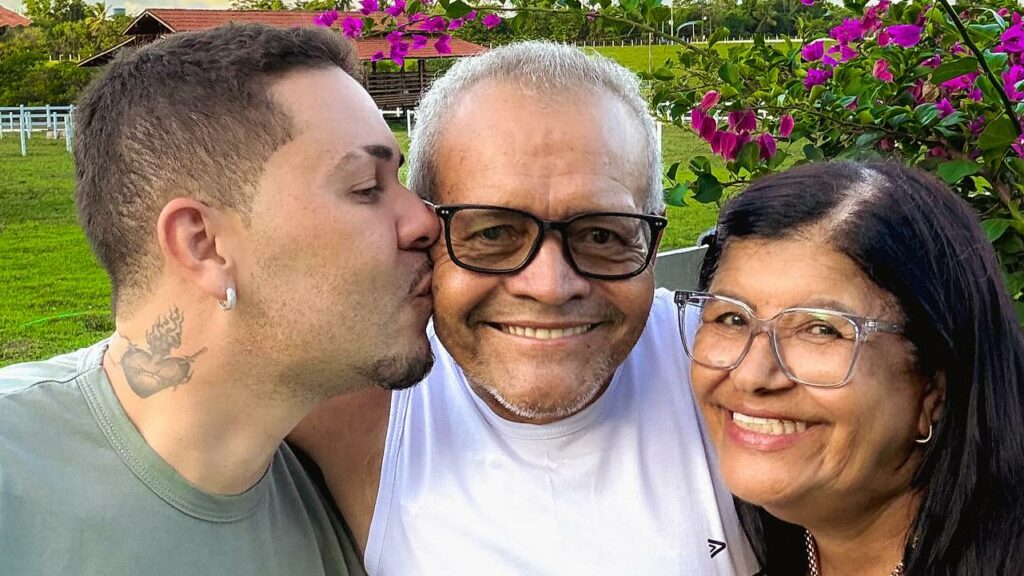 Carlinhos Maia celebra cura do câncer do pai