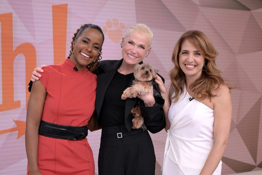 Xuxa Meneghel se emociona em volta à TV Globo