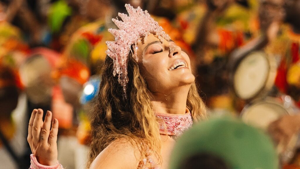 Paolla Oliveira ganha homenagem em despedida da Grande Rio