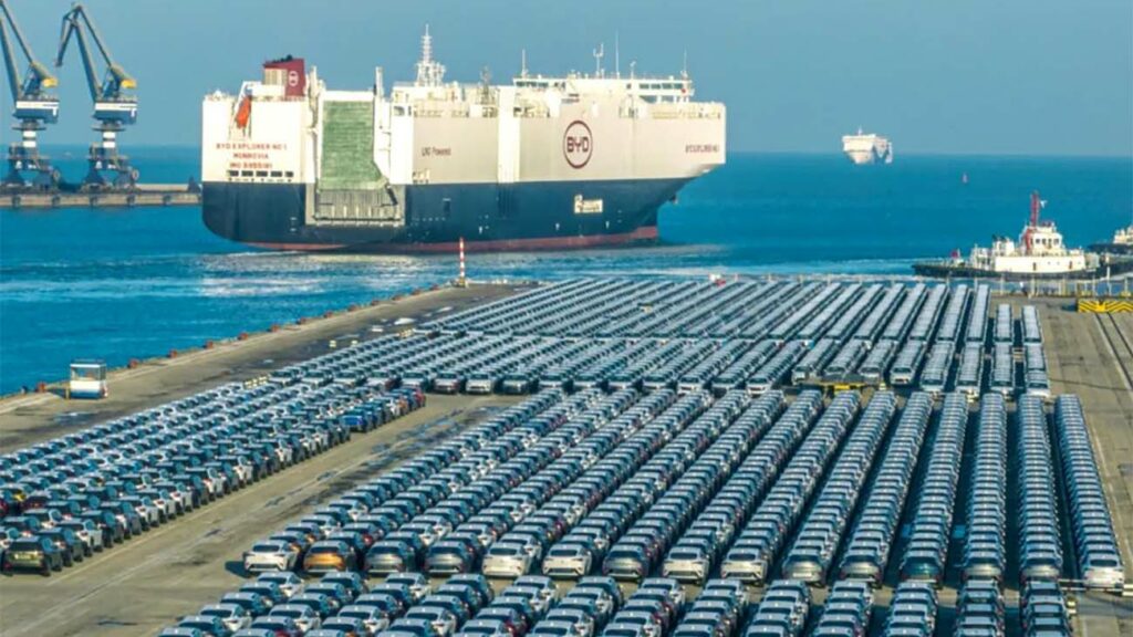 BYD desembarca navio com milhares de carros no Brasil
