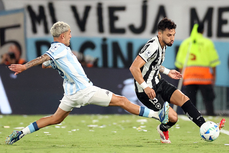 Botafogo tropeça nos próprios erros e perde para o Racing no 1° jogo da final