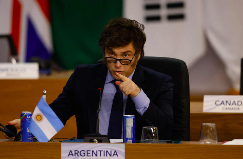 Argentina reduz taxa de juros de 126% para 29% com Milei