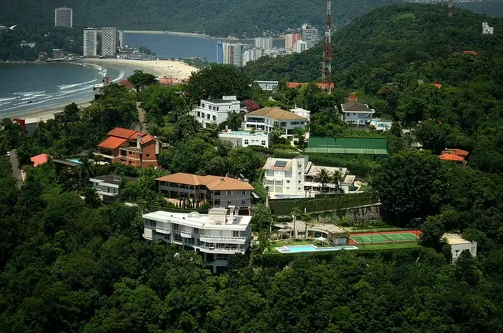 Morro de Santa Terezinha, onde Neymar fez sua mais recente aquisição