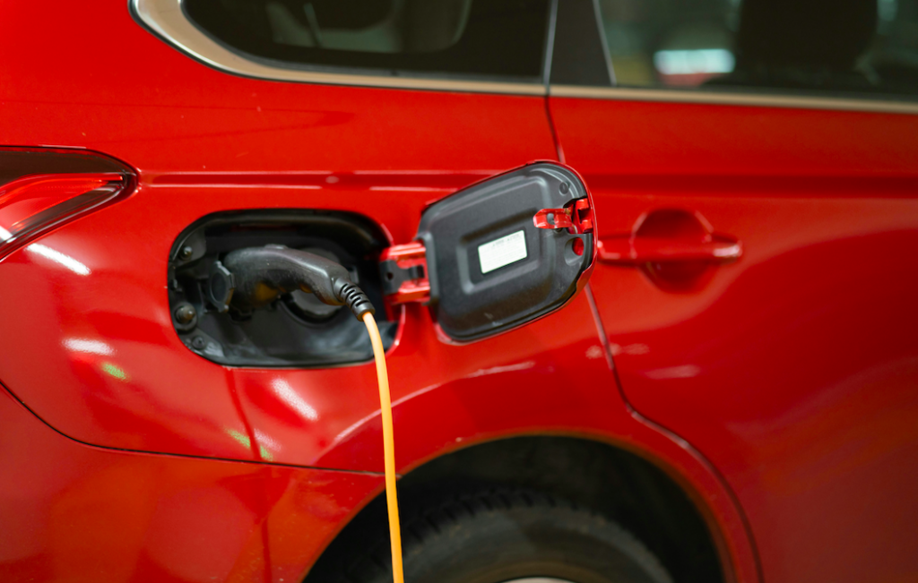 Tomada para carro elétrico vira exigência do consumidor