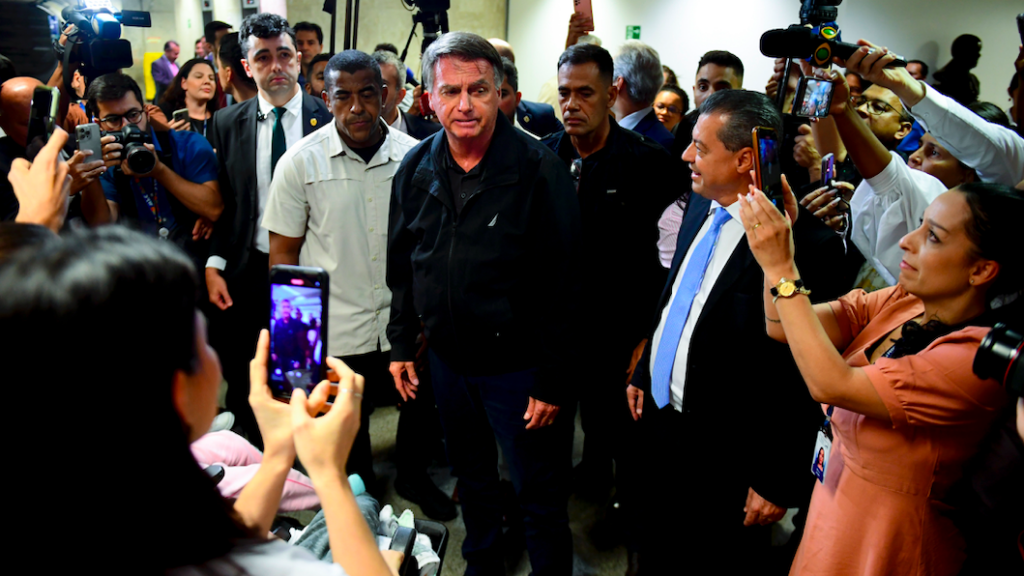 Crusoé: Bolsonaro se impõe com “Fora Lula 2026”