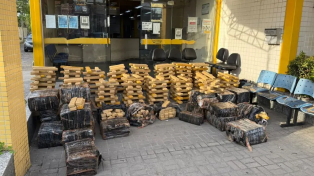 Operação no RJ apreende 1,5 toneladas de drogas do Comando Vermelho