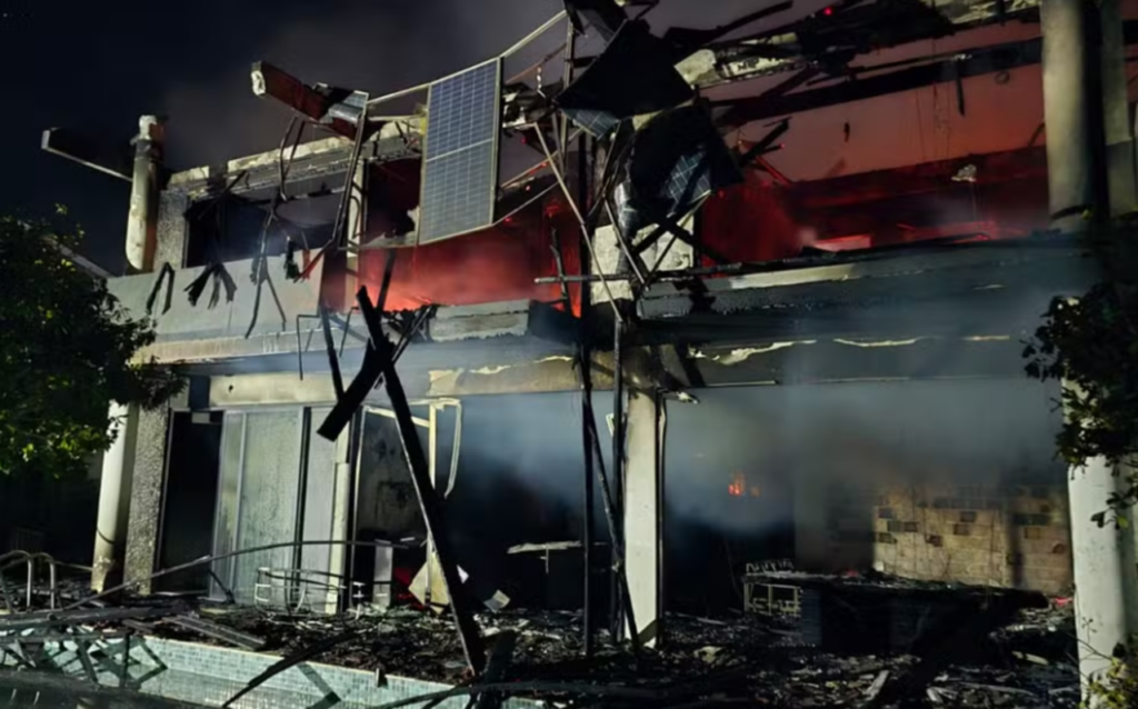 Incêndio destrói casa de luxo em Guarajuba