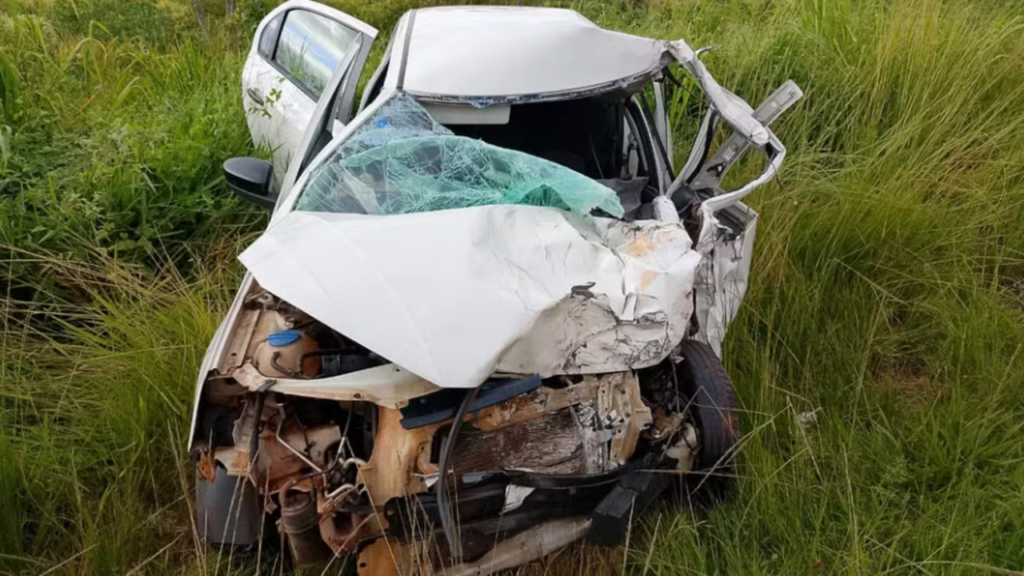 Acidente na MGC-497 em Uberlândia destrói veículo