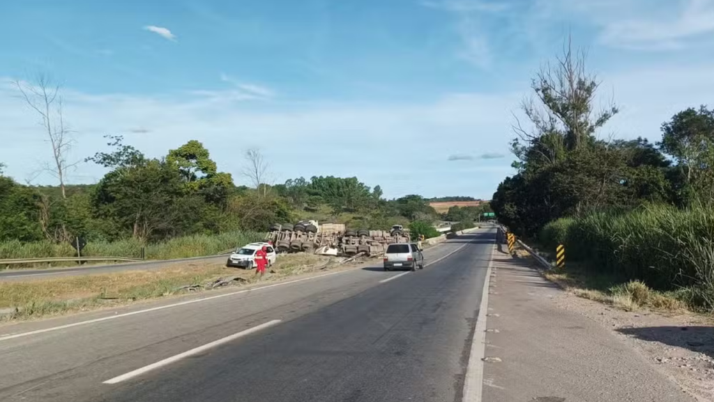 Acidente na BR-262: Motorista morre ao ser arremessado de carreta