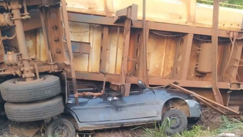 Caminhão esmaga carro na PR-092 e deixa 2 mortos