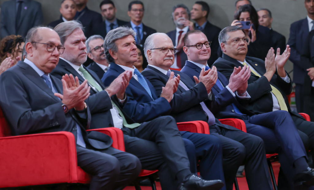 Crusoé: Ativismo judicial eleva risco-país no Brasil
