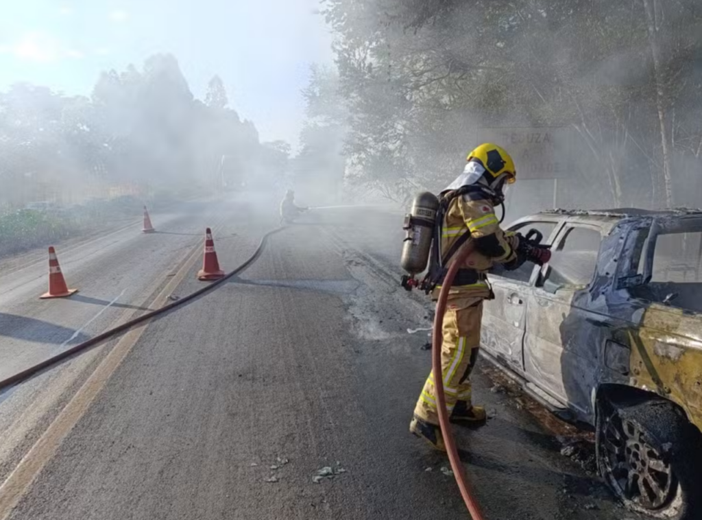 Incêndio destrói caminhonete na MG-170
