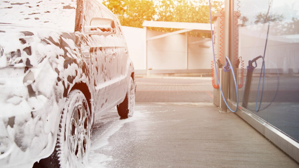 Carro elétrico pode ser lavado da mesma forma que carro a gasolina?