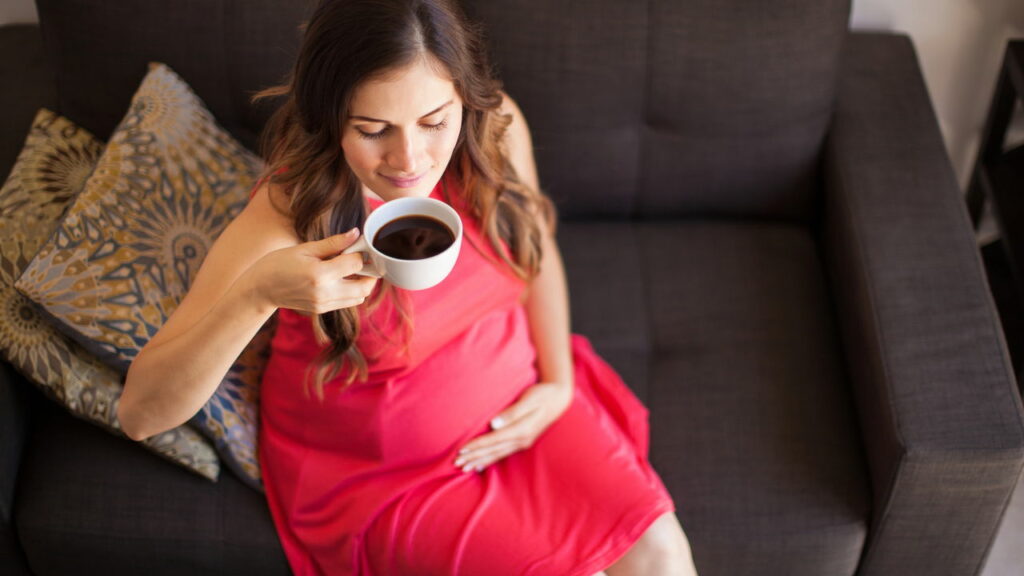 Consumir cafeína durante a gravidez faz mal ao bebê?