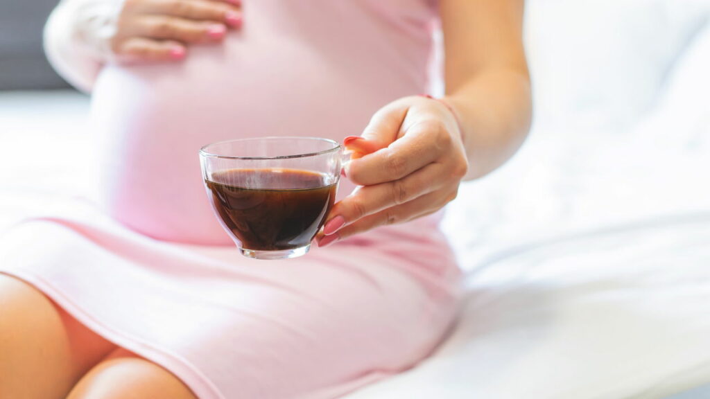Consumir cafeína durante a gravidez faz mal ao bebê