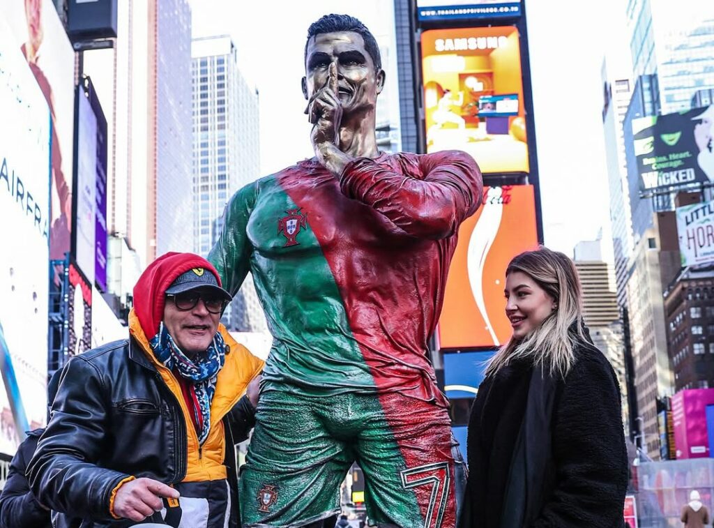 Cristiano Ronaldo ganha estátua em aniversário de 40 anos