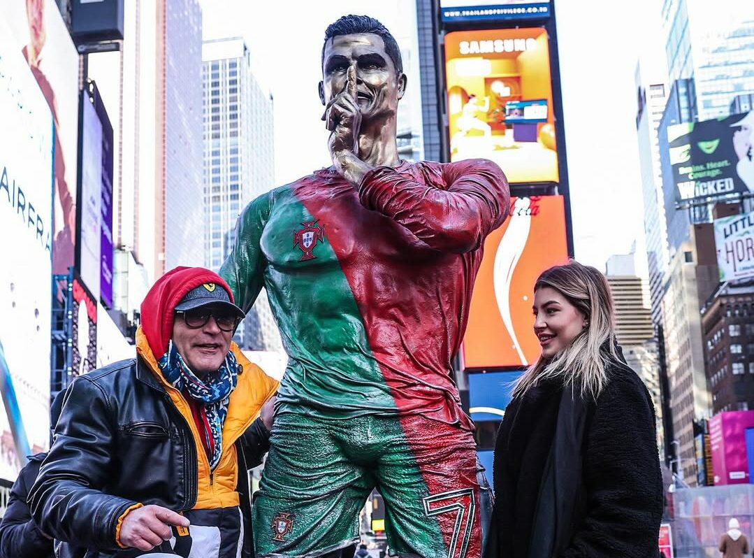 Estátua de Cristiano Ronaldo é incendiada por vândalo em Portugal