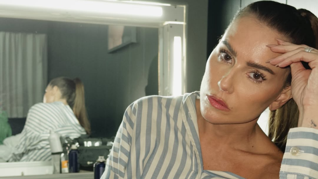 Deborah Secco vai tirar o silicone para nova personagem